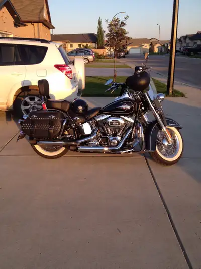 2011 FLSTC Vivid Black 12000KM, ABS Brakes, Stage 1, Screaming Eagle Air Cleaner, S&S HP Pipes, Chro...