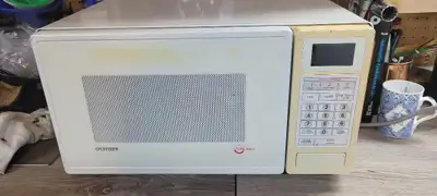 Citizen JM55631 Microwave. Turntable feature and works fine. Was using as temporary replacement whil...