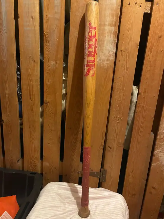 Louisville Slugger Baseball Bat in Baseball & Softball in Hamilton - Image 3