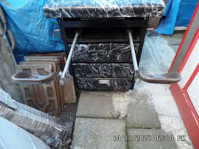 MASSAGE OR EXAM OR TATTOO BED TABLE in Health & Special Needs in Chilliwack - Image 3