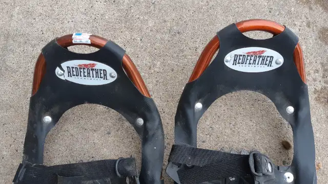 Redfeather Trek 360 Snowshoes 30Inch with poles in Ski in Edmonton - Image 4