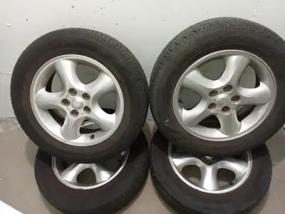 Pneus et jantes en bon état 215/60R16 4 pièces - 120 $ CA Urgent