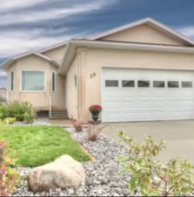 2 Beds 1 Bath - House 38 Fairmont Cv S, Lethbridge, AB T1K 7M6, Canada Southside Bright 2 Bedroom Wa...