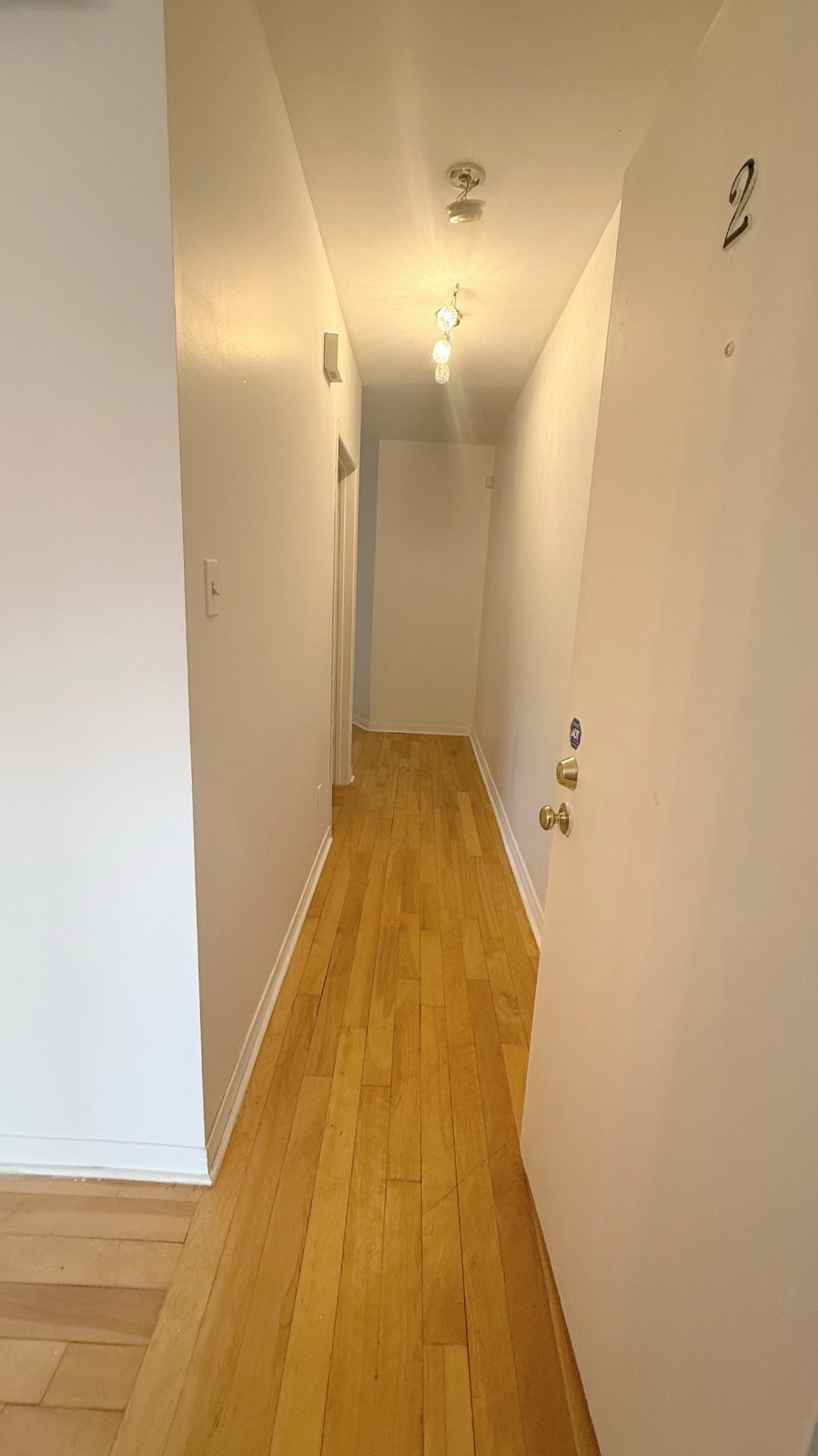 First month free! Bright  4½ close to Metro! 4
