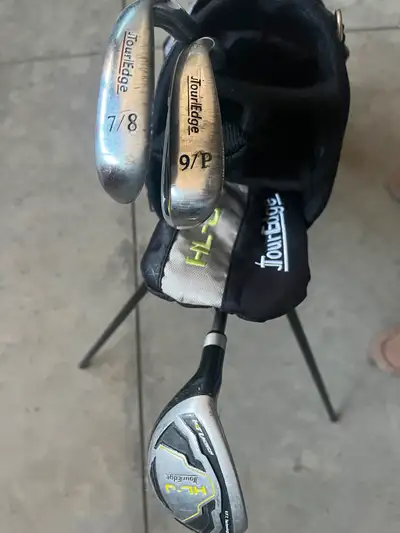 Touredge Junior golf set. Good for 7-10 year old. Comes with carrying bag and covers. Left handed 7,...