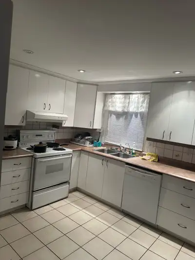 La chambre est dans un appartement de trois chambres. Tout est inclus dans le loyer. Vous venez uniq...