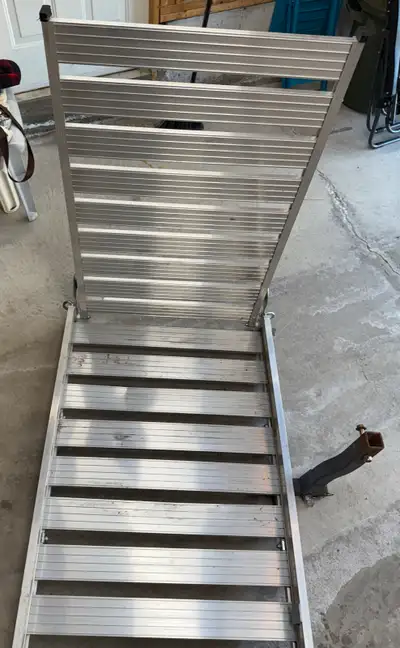 This aluminum trailer hitch cargo carrier is in good condition and ready to haul your gear! Perfect...