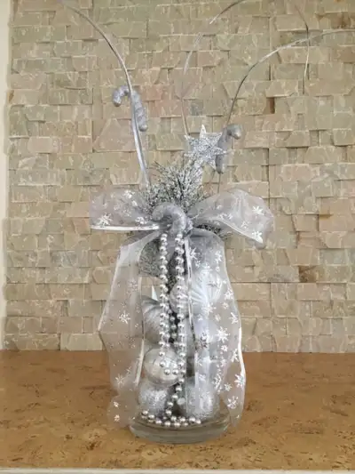 Vase en verre transparent avec arrangement argenté scintillant, View more