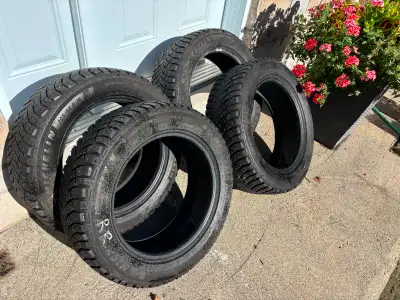 SI AFFIICHÉ, C'EST DISPONIBLE Pneus d'hiver MICHELIN X-ICE North 4 Cloutés Achetés en Novembre 2025,...