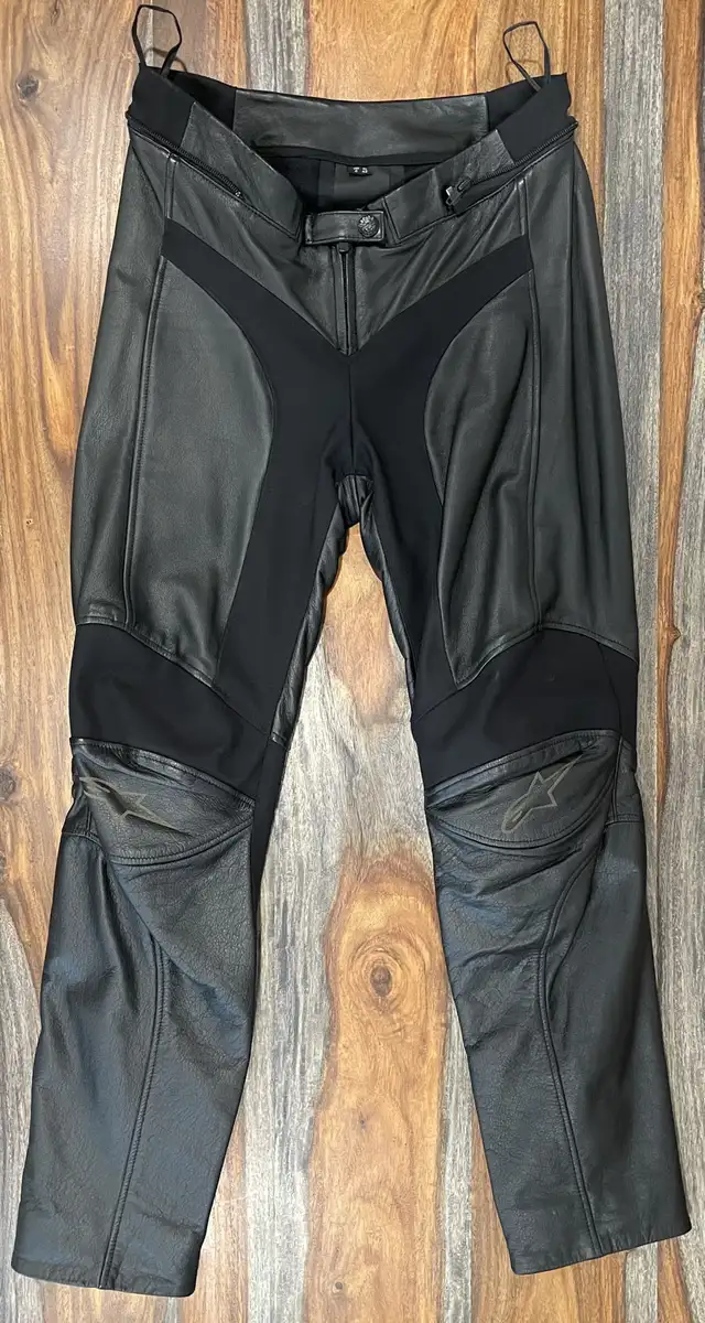 Alpinestars VIKA Women's Motorcycle Leather Jacket and Pants in Other in Mississauga / Peel Region - Image 4