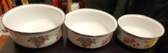 Vintage-Style Enamelware Nesting Bowls Set with Fruit Motifs