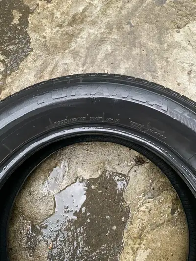 très bonne marque et état. 1 Pneu P225/65 R17 100T M+S 1 Pneu Sport très bonne marque et état P195/6...