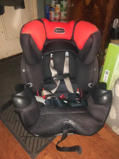 Baby car seat come get it new clean condition safemax. Expires June 2026 Pick up Cambridge galt $25