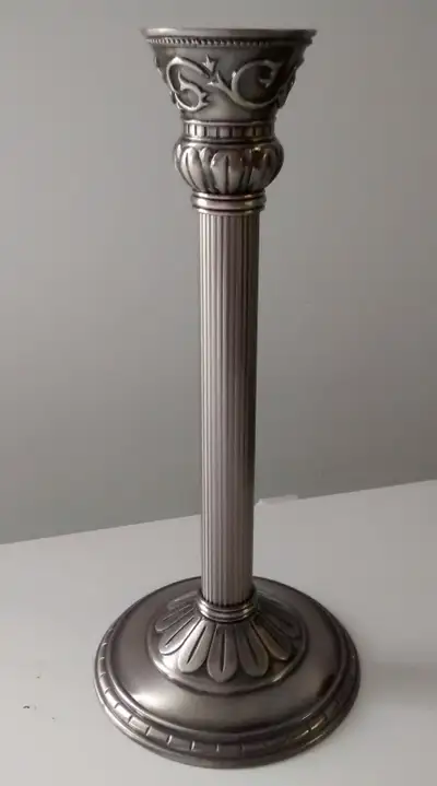 Support de chandelle en acier couleur / fini argent satiné. Dimensions : Hauteur : 27 cm Diamètre Ba...