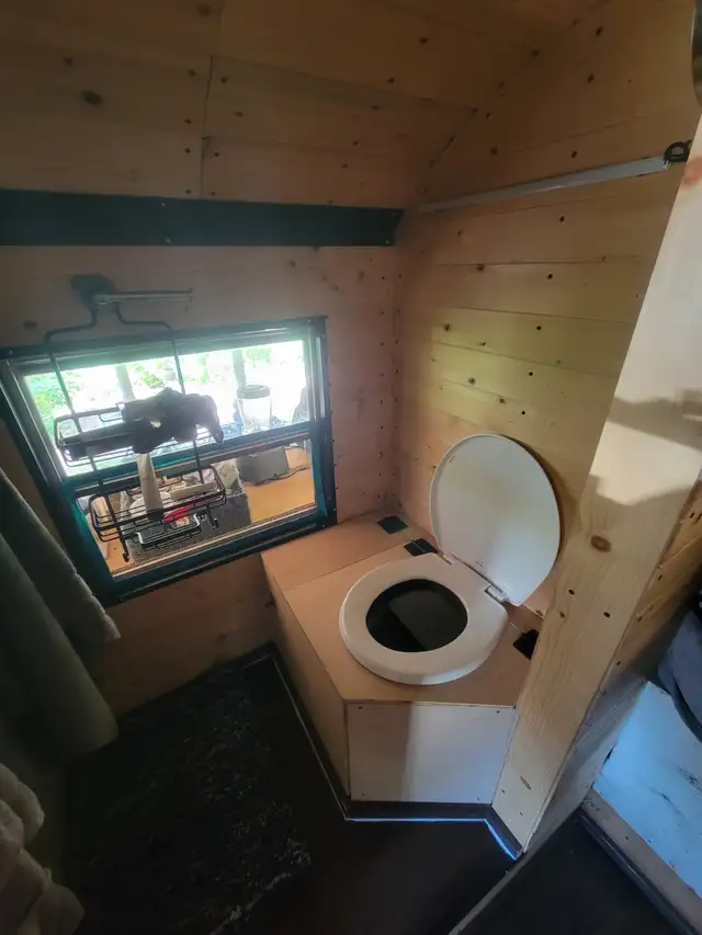 35 professionally converted skoolie in RVs & Motorhomes in Kelowna - Image 6