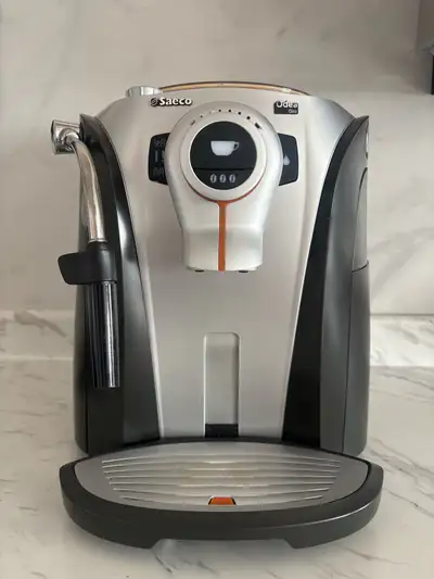 High-quality Saeco Odea Giro espresso machine for, and working perfectly. Made in Italy. Very clean...