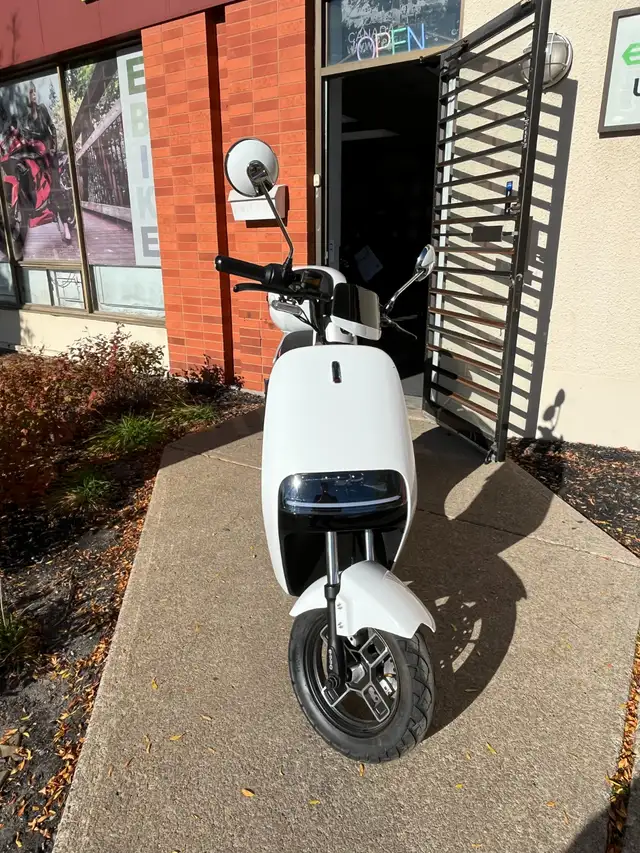 EMMO ADO White |  $450 OFF | Up to 100km in eBike in Mississauga / Peel Region - Image 3