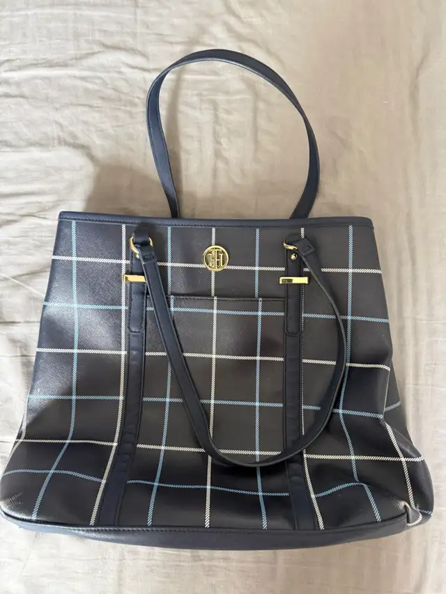 Woman's Hand Bag ( Tommy Hilfiger ) - Almost Brand New in Women's - Bags & Wallets in City of Toronto - Image 2