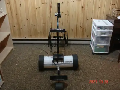 GOLF CADDY ÉLECTRIQUE (ELECTRIC GOLF CADDY), View more