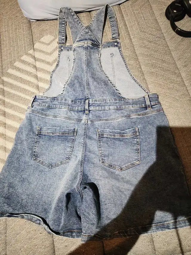 Womens Overalls SIZE XL in Women's - Bottoms in Oshawa / Durham Region - Image 3