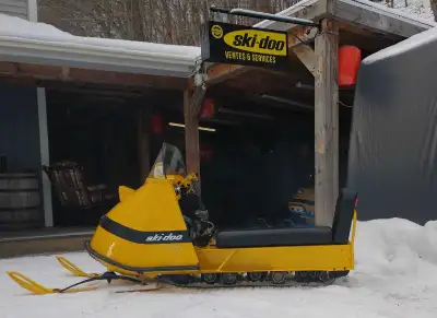 Motoneige antique ski doo olympique chalet 1967 en parfaite condition moteur d'origine l65cc est aus...