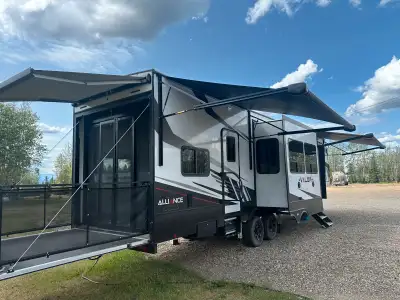 2022 Alliance Valor 36v11 Toy Hauler Very lightly used only slept in 27 nights never had any ATVS in...