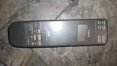 Voici une télécommande JVC d'occasion, parfaite pour remplacer votre télécommande perdue ou endommag...