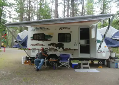 Stored & viewed at Rite-Way RV Well Maintained 2 Bubble top Queen Bed Tent ends, 1 with 5” thick cus...