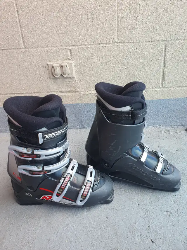 Nordica ski Boots black(27~27.5cm) white(24~24.5)Tecnica(21~21.5 in Ski in City of Montréal - Image 3