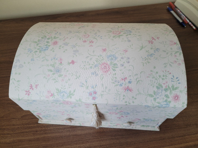 Large Vintage Floral Fabric Jewellery Box in Hobbies & Crafts in City of Toronto - Image 3