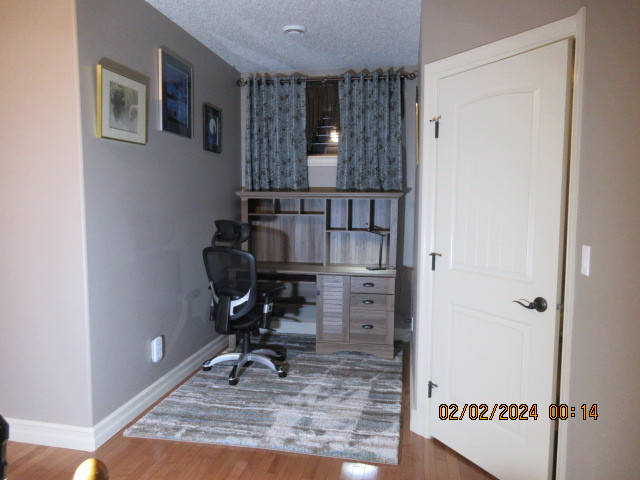 DRAMA FREE ROOMMATE PERFECT FOR FEMALE STUDENTS OR MATURE ADULTS in Room Rentals & Roommates in Edmonton - Image 3