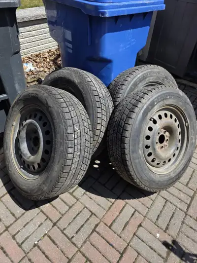Pneus d'hiver neuf servit que une seul hiver très bonne condition vient avec les rim 235/65/17 le pr...