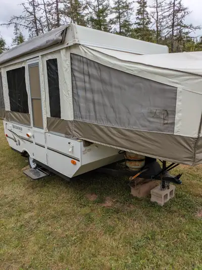 Trailer underneath was painted two years ago and all the frame,has heated beds,fridge,propane furnac...