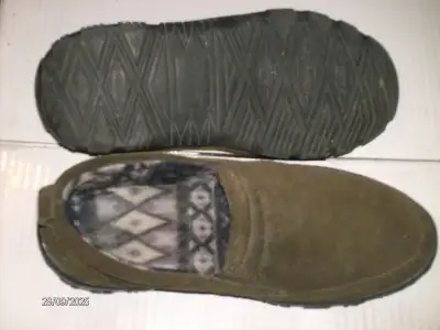 1 Paire Pantoufle NEUVE "Canadiana" GRANDEUR 7/8 HOMME, View more