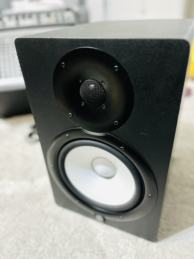 MUST GO — Yamaha HS8 monitor speaker Single! Speakers Calgary