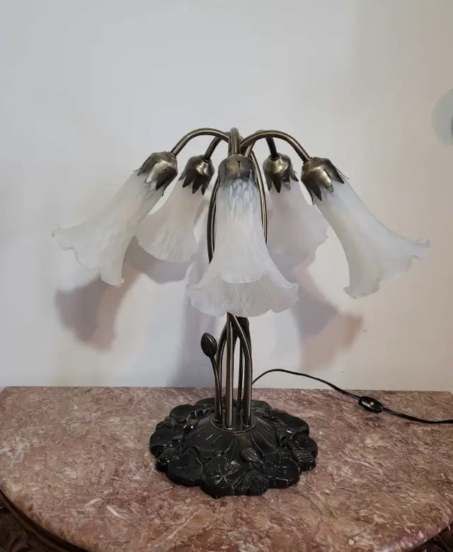 Tiffany style Lily pad 5 tulip white shades table lamp  in Indoor Lighting & Fans in City of Toronto - Image 4