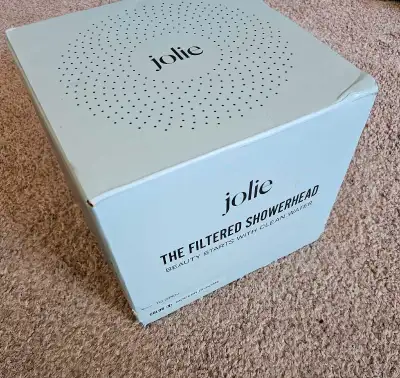 *Located in Niagara* This is an absolutely brand new factory sealed JOLIE filtered showerhead. Moder...