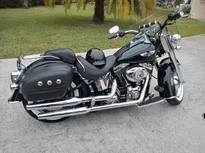 Superbe harley davidson softail deluxe 2007 ,noir ,95000km ,parfaite condition, batterie neuve pneu...