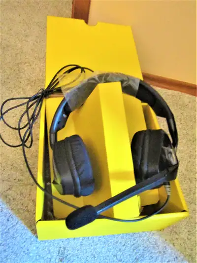 CORSAIR Void Elite Stereo - Premium Gaming Head Set - Corsair VOID ELITE SURROUND 3.5mm/ USB Connect...
