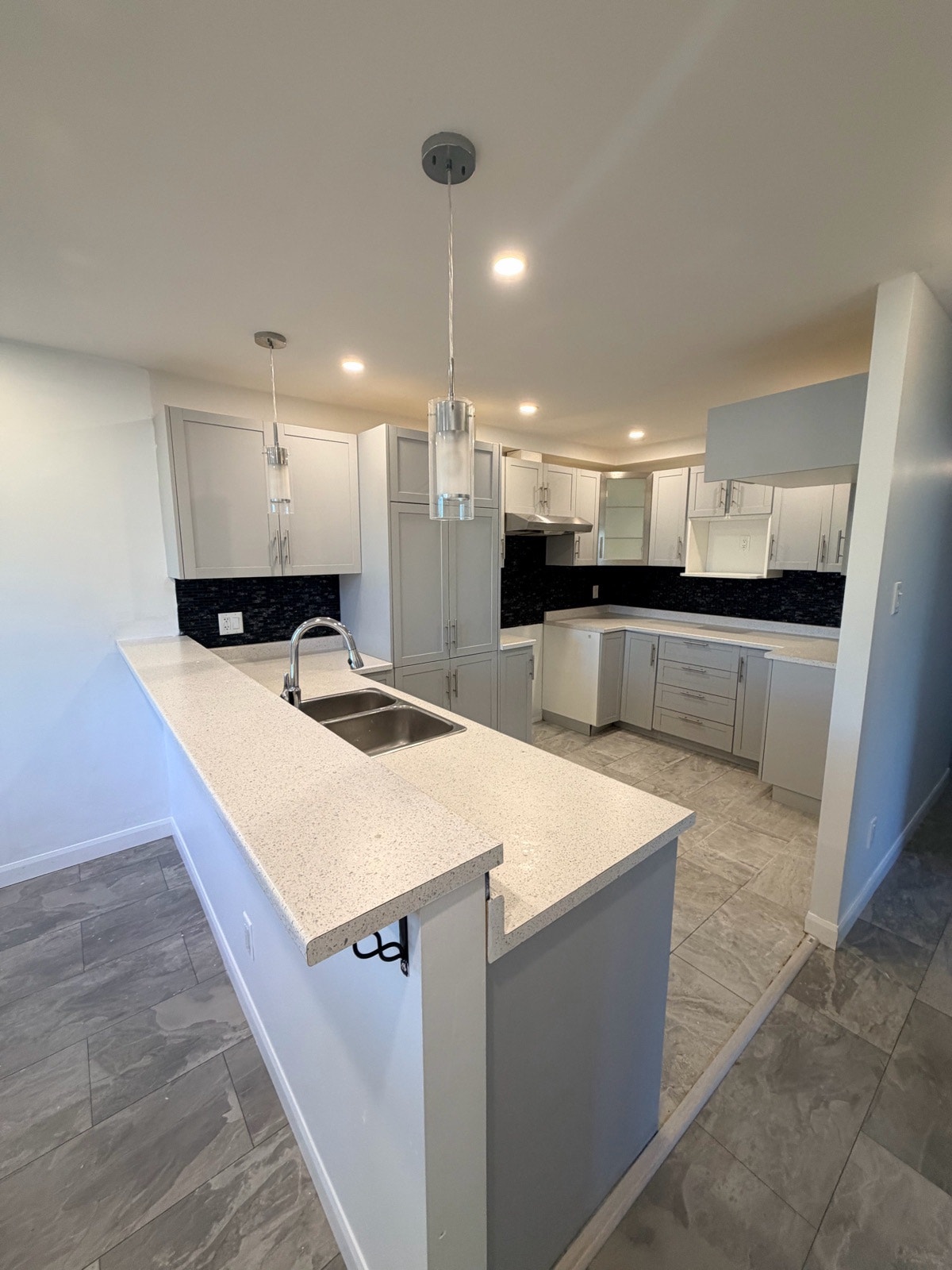 Grand 4½ rénové – Disponible immédiatement – — photo 2
