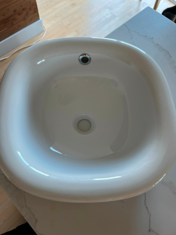 Vasque carré en porcelaine blanc dans Articles pour la salle de bains  à Laval/Rive Nord - Image 3