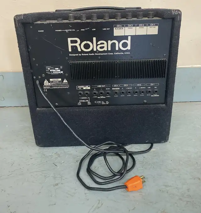 Roland stereo mixing keyboard amplifier KC-300 in Stereo Systems & Home Theatre in St. Albert - Image 4