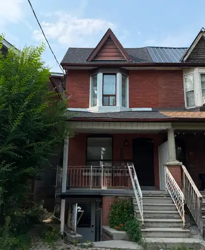 3 Bedroom / 2 Bathroom Apartment – Bloor & Runnymede Beautifully renovated 2-storey 3-bedroom, 2-bat...