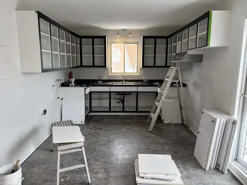 Grand 4 1/2 rénové, à proximité des magasins, autoroutes et transport en commun, deux balcons avec d...