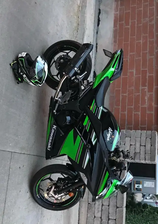 2017 Kawasaki ninja 300 KRT EDITION in Sport Bikes in City of Toronto - Image 2