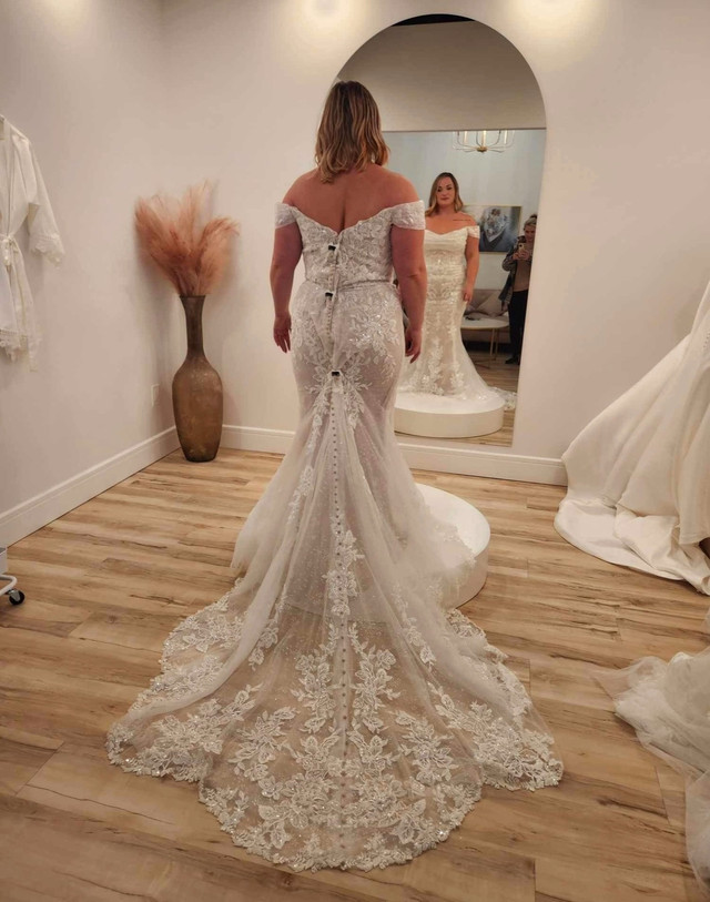 Beautiful Designer Wedding Dress - Size 12 in Wedding in Medicine Hat - Image 2