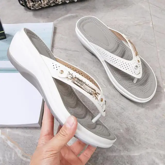 2022 Women’s Slippers Summer New Fashion Beach Sandals Flip Flop in Women's - Shoes in Markham / York Region - Image 6