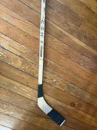Bâton de hockey ANTIQUITÉ en bois CCM Invader