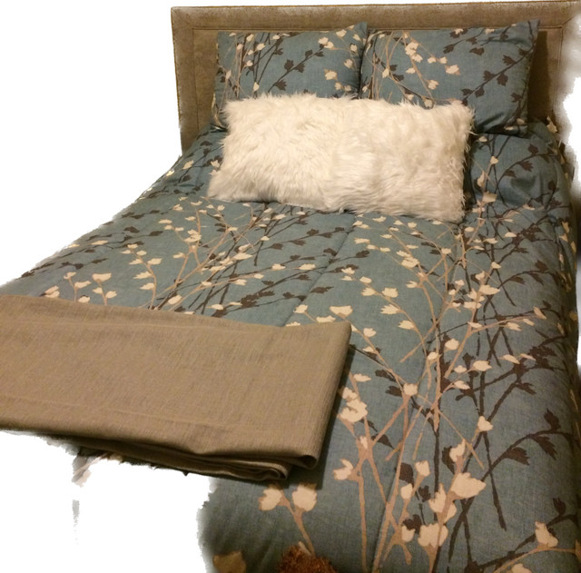 Full Comforter Set in Bedding in Markham / York Region - Image 2