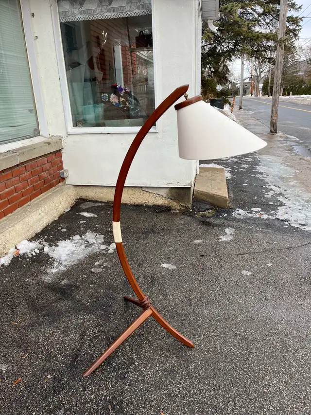 Lampe sur pied vintage en teck danois MCM Teak Bow Arc Lamp in Indoor Lighting & Fans in City of Montréal - Image 5